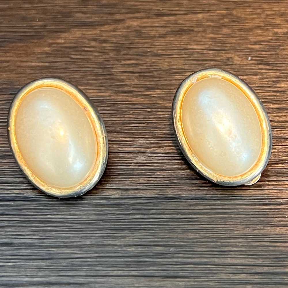 Vintage Oval shaped Pearl and Gold clip-on earrings